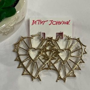 BETSEY JOHNSON Spiderweb Heart EARRINGS! HALLOWEEN GOLDTONE BIG HOOPS GOTH CUTE